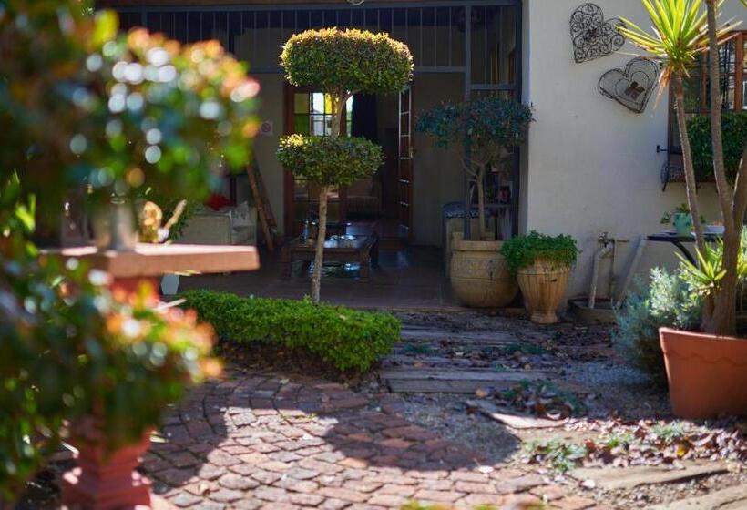 Пансион 84 On Fourth Guest House