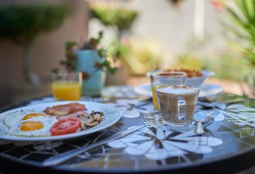 Пансион 84 On Fourth Guest House