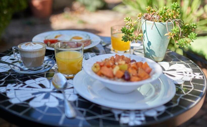 Пансион 84 On Fourth Guest House