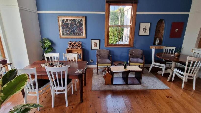 Пансион 84 On Fourth Guest House