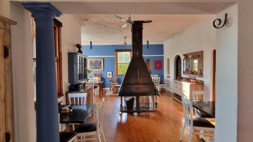 Пансион 84 On Fourth Guest House