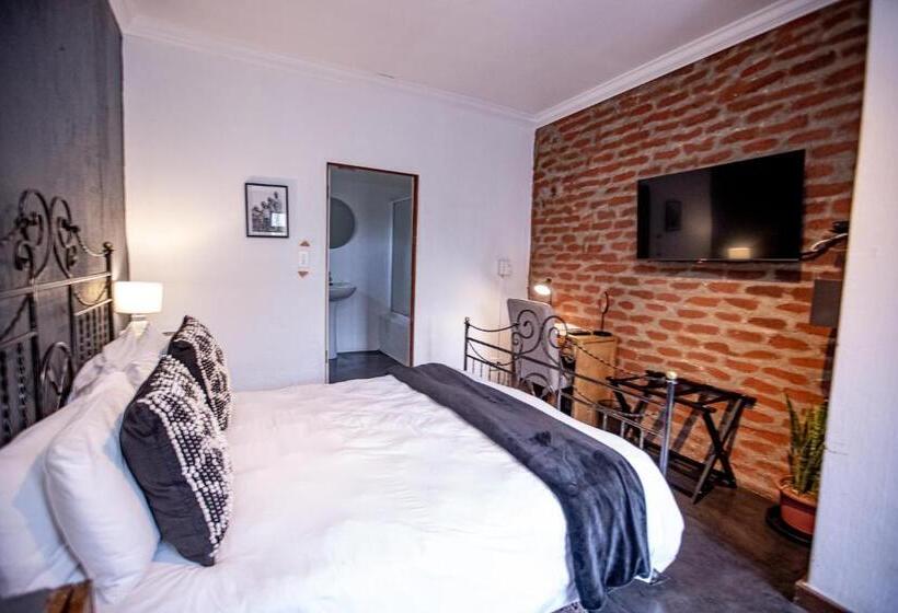 Пансион 84 On Fourth Guest House