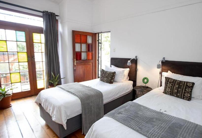 Пансион 84 On Fourth Guest House