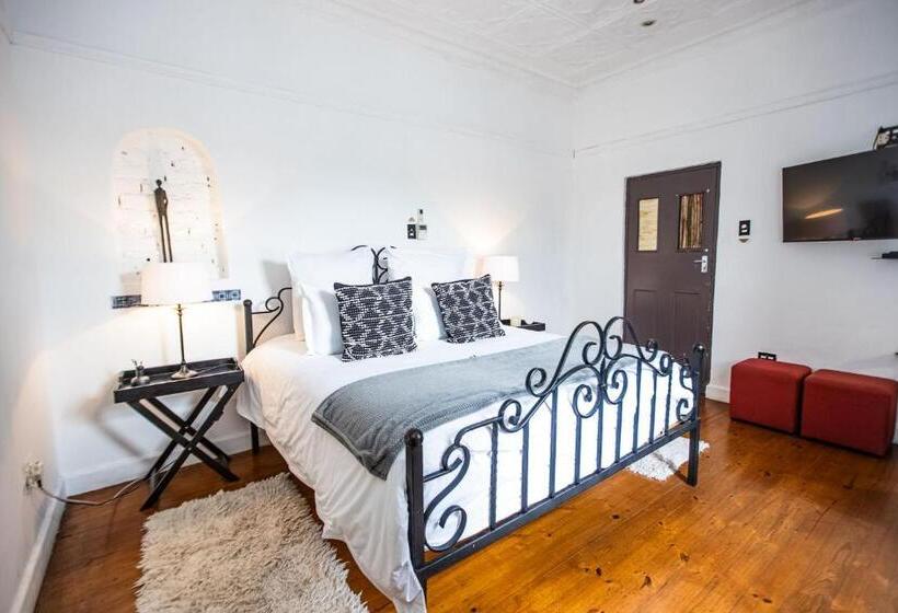 Пансион 84 On Fourth Guest House