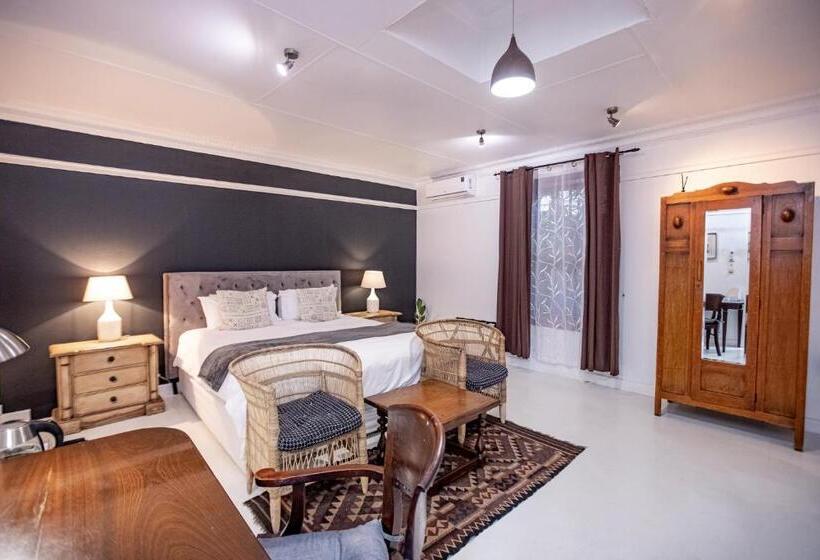 Пансион 84 On Fourth Guest House