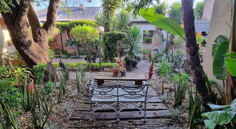 Пансион 84 On Fourth Guest House