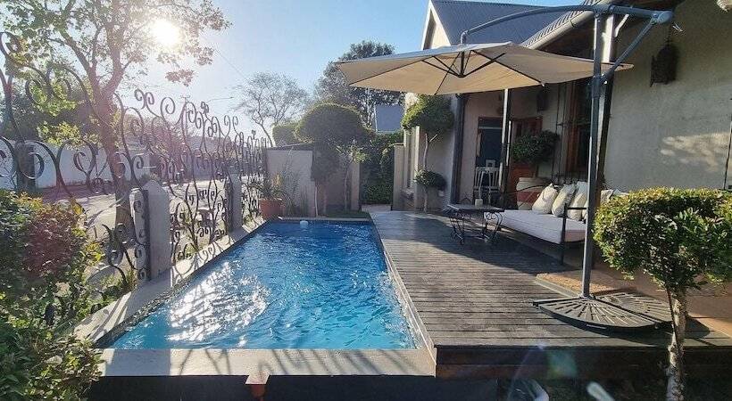 Пансион 84 On Fourth Guest House