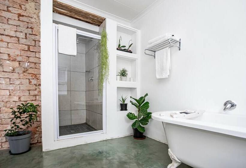 Пансион 84 On Fourth Guest House