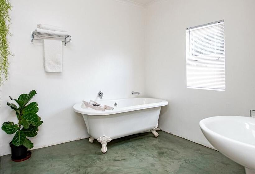 Пансион 84 On Fourth Guest House