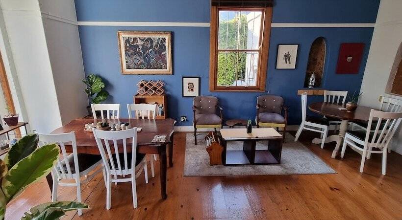 Пансион 84 On Fourth Guest House