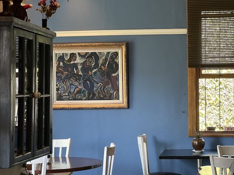 Пансион 84 On Fourth Guest House