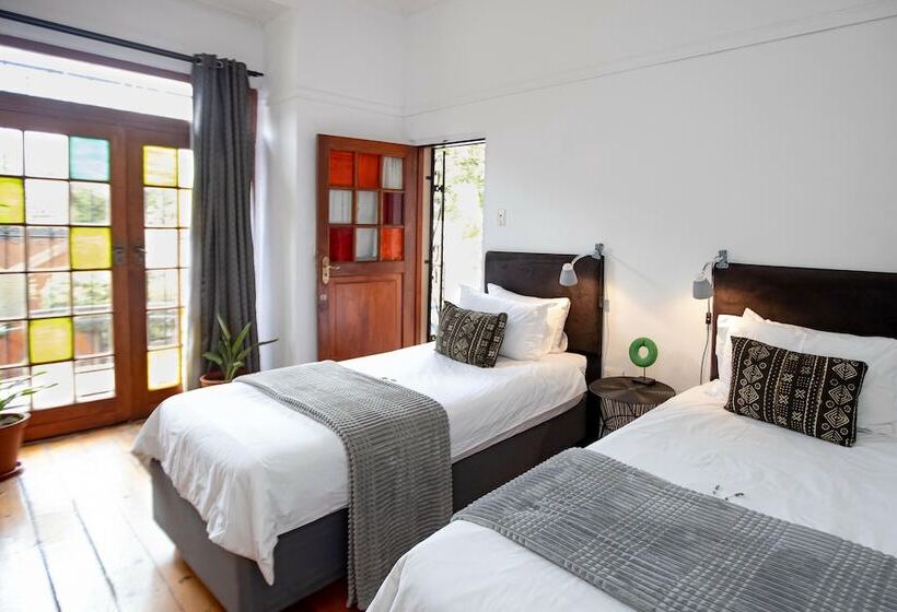 Пансион 84 On Fourth Guest House