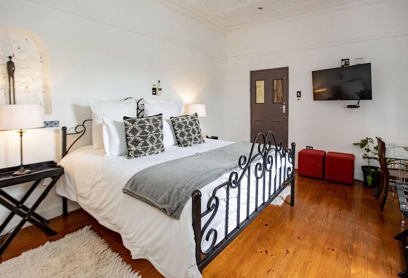 Пансион 84 On Fourth Guest House