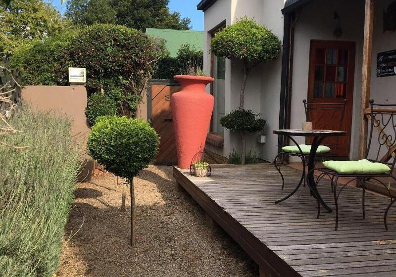 Пансион 84 On Fourth Guest House