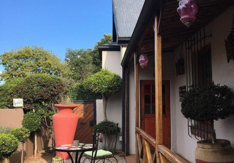 Пансион 84 On Fourth Guest House