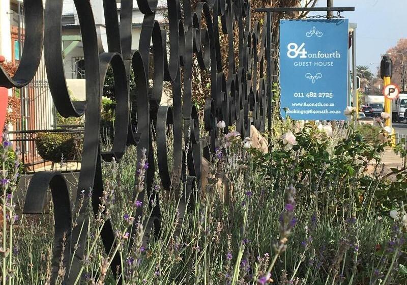 Пансион 84 On Fourth Guest House