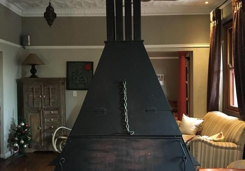 Пансион 84 On Fourth Guest House