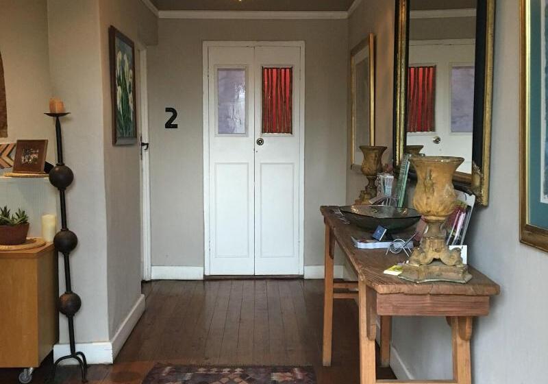 Пансион 84 On Fourth Guest House