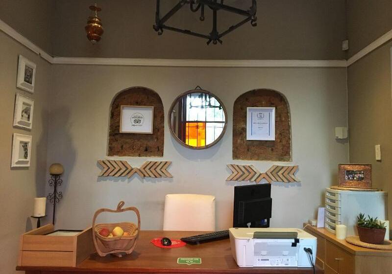 Пансион 84 On Fourth Guest House