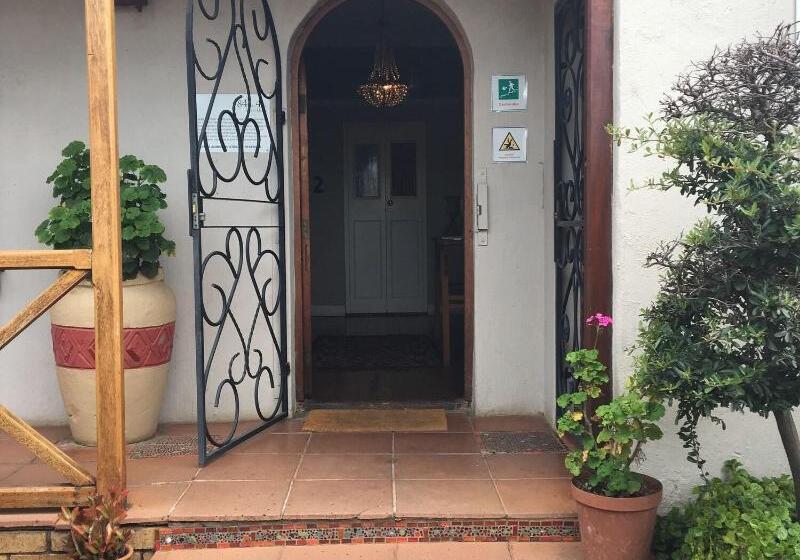 Пансион 84 On Fourth Guest House