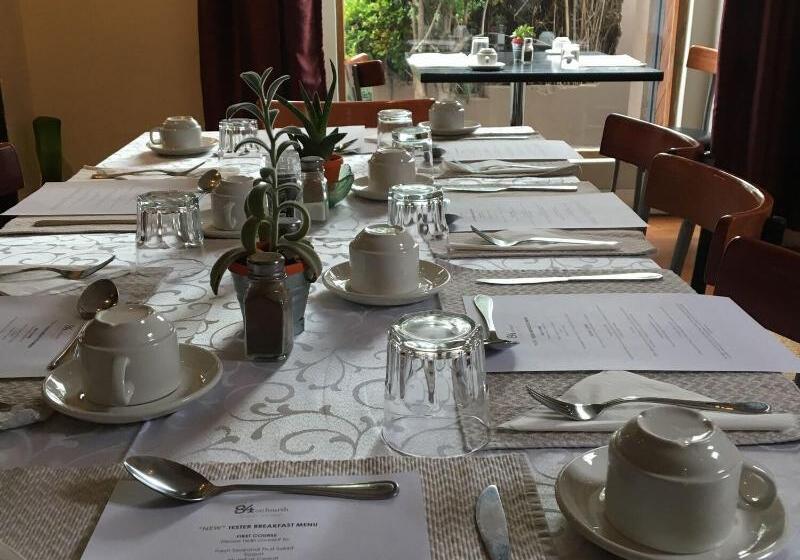 Пансион 84 On Fourth Guest House