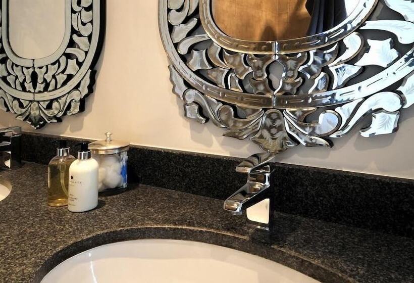 Пансион 8a Grahamstown By The Oyster Collection