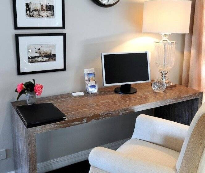 Пансион 8a Grahamstown By The Oyster Collection