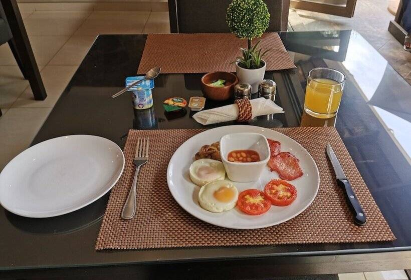 بنسيون Aerotropolis Guest Lodge