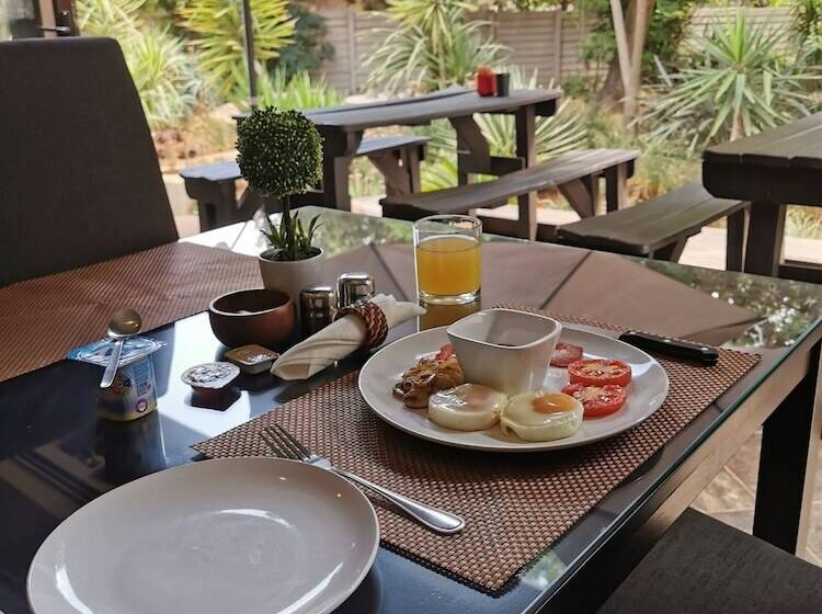 بنسيون Aerotropolis Guest Lodge