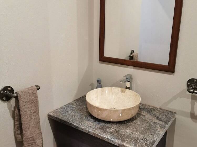 بنسيون Aerotropolis Guest Lodge