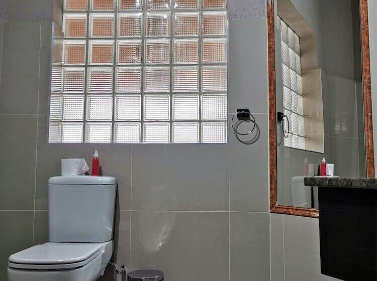 بنسيون Aerotropolis Guest Lodge