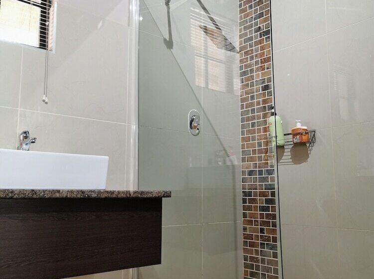 بنسيون Aerotropolis Guest Lodge