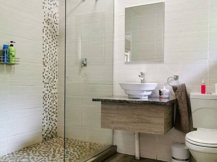 بنسيون Aerotropolis Guest Lodge