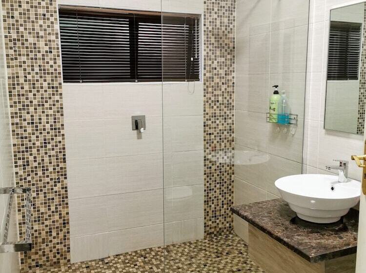 بنسيون Aerotropolis Guest Lodge