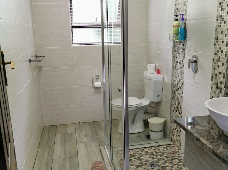 بنسيون Aerotropolis Guest Lodge