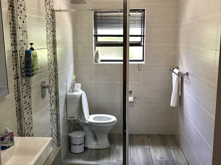 بنسيون Aerotropolis Guest Lodge