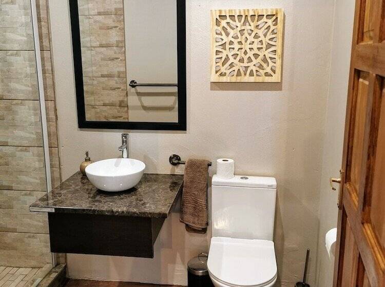 بنسيون Aerotropolis Guest Lodge