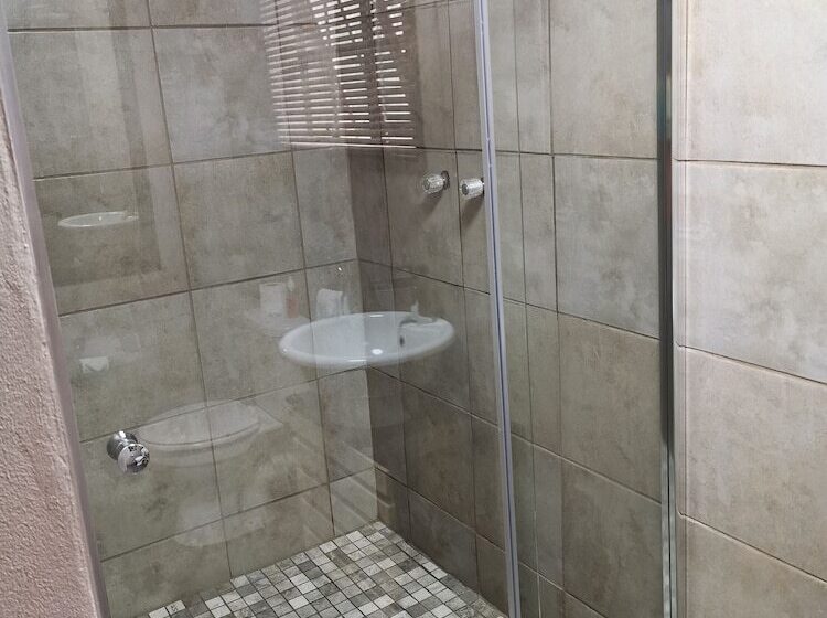 بنسيون Aerotropolis Guest Lodge