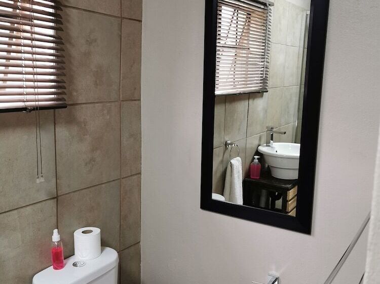 بنسيون Aerotropolis Guest Lodge