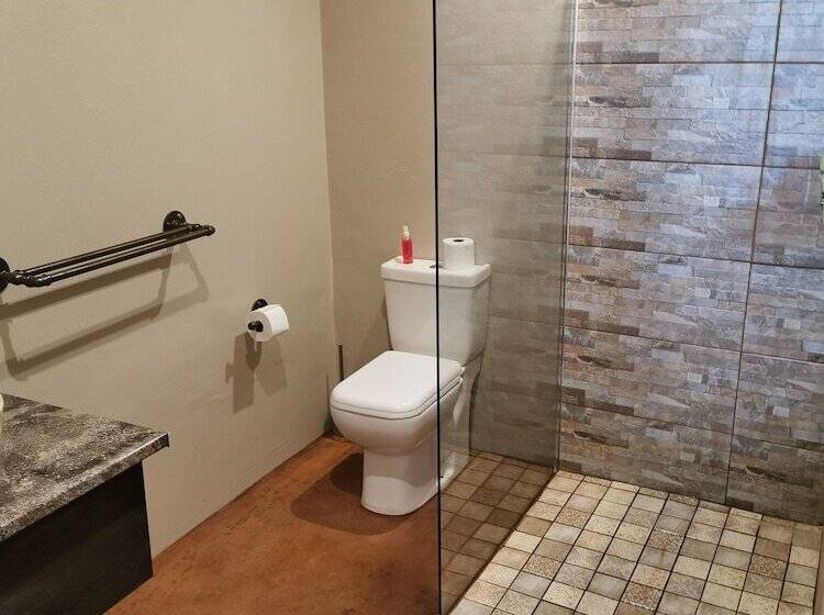 بنسيون Aerotropolis Guest Lodge