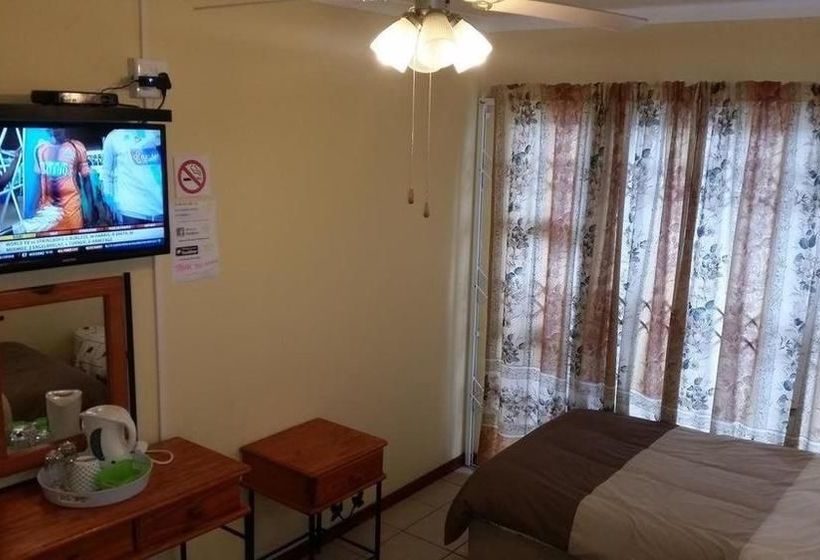 Пансион Ebenezer Guesthouse Bluewater Bay