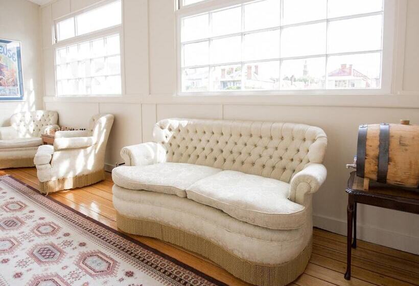 بنسيون Montacute Boutique Bunkhouse