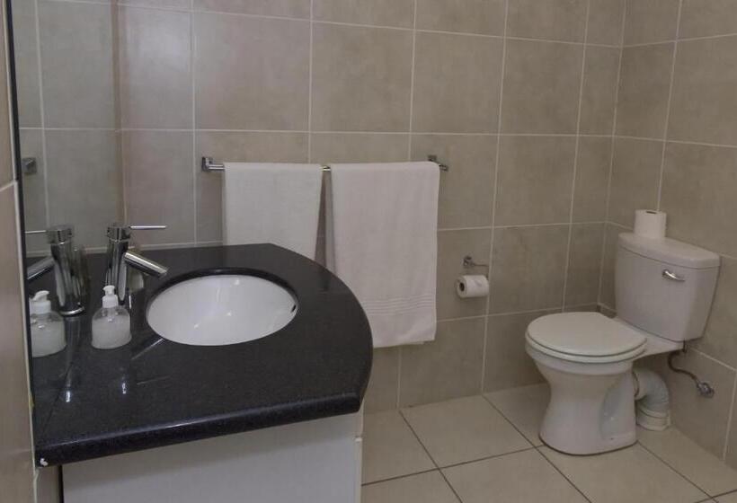 פנסיון The Suburban Guest House