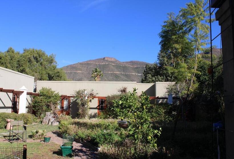 פנסיון Villa Reinet Guest House