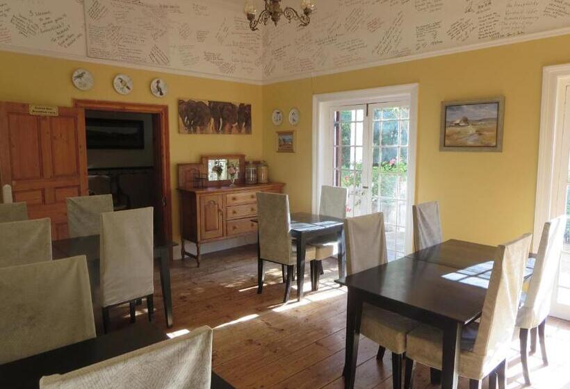 פנסיון Villa Reinet Guest House