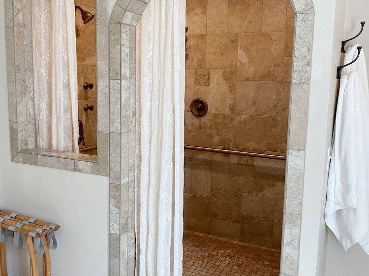 5th East Hall Bed & Breakfast