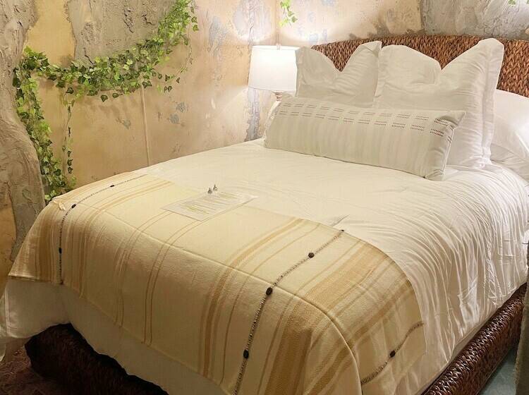 5th East Hall Bed & Breakfast