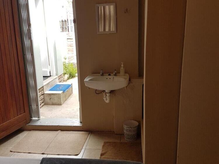 Общежитие Oasis Shanti Backpackers