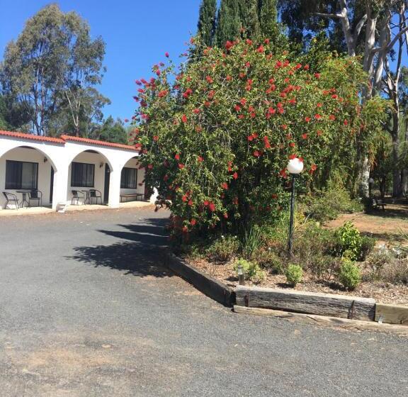 Azalea Motel