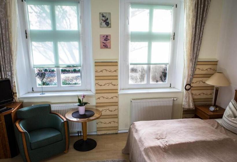 住宿加早餐  Internat Schloss Spiegelberg